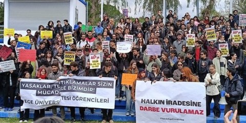 Dokuz Eylül Üniversitesi’nde protesto: “Halkın iradesine darbe vurulamaz”