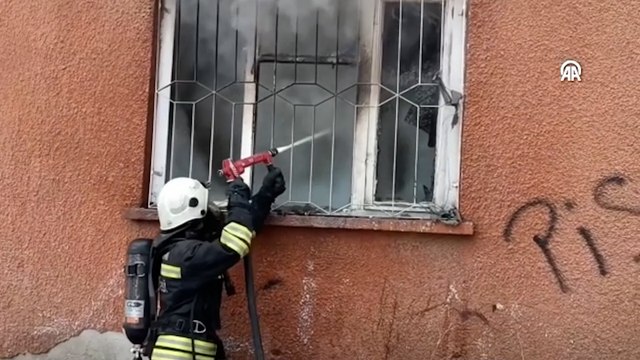 Evde çıkan yangında Afganistanlı 2 kişi dumandan etkilendi