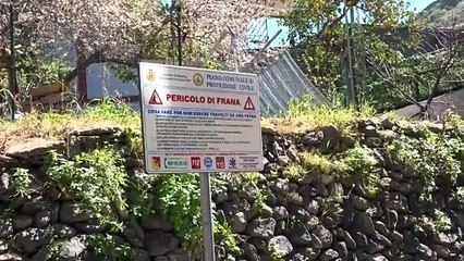 Briga tra eternit e pericoli, a scuola guadando un torrente