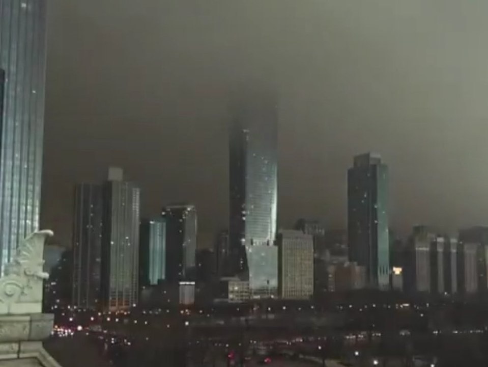 Gewitter verdunkelt Chicago - Blitz trifft Willis Tower