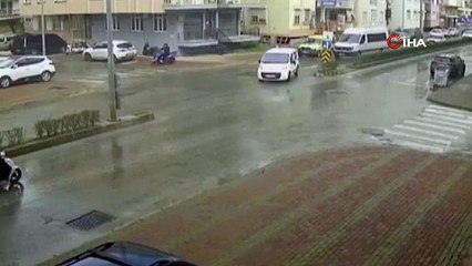 Motosiklet sürücüsü yola savruldu