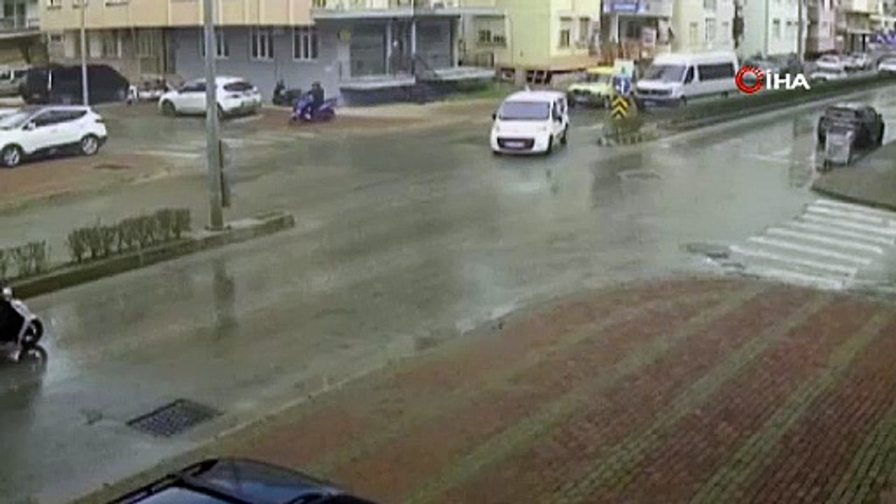Motosiklet sürücüsü yola savruldu