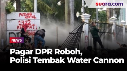 Massa Aksi Tolak UU TNI Robohkan Pagar DPR, Polisi Langsung Tembak Water Cannon