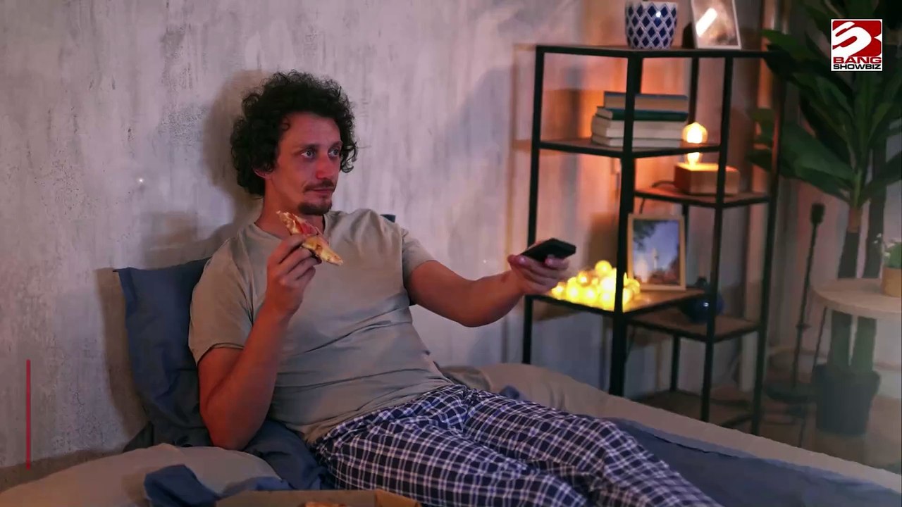 Leute verstecken Sandwiches und Wurstbrötchen unter Kissen