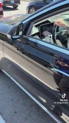 El surrealista momento en el que un aficionado le dice a Messi qué le parece su cambio de look