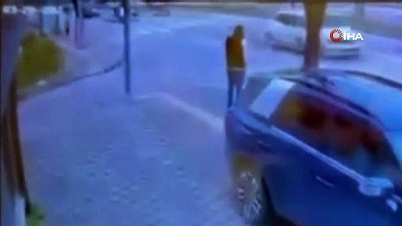 Böyle refleks görülmedi! İki araç arasında kalmaktan bakın nasıl kurtuldu