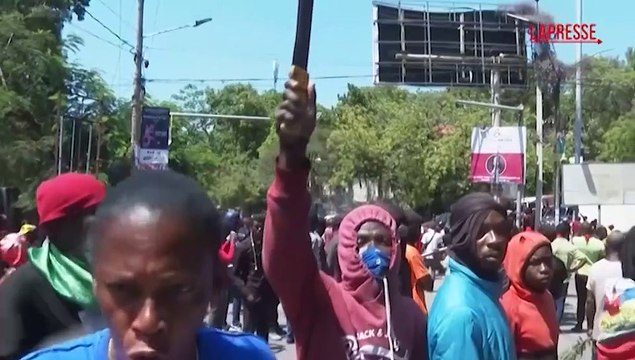 Haiti, i cittadini di Port-au-Prince esasperati dalle gang marciano armati di machete verso l'ufficio del Primo Ministro