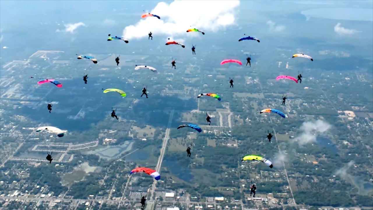 Must See! 20 Skydivers Perform Unbelievable & Dangerous 120mph ‘Canopy Flocking’ Maneuver