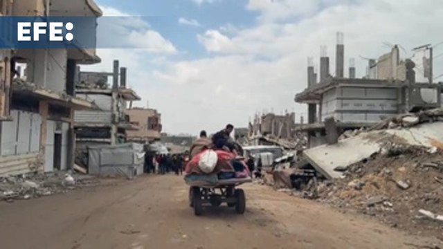 Familias palestinas evacuan sus casas después de que Israel anunciara una operación militar en Beit Lahia