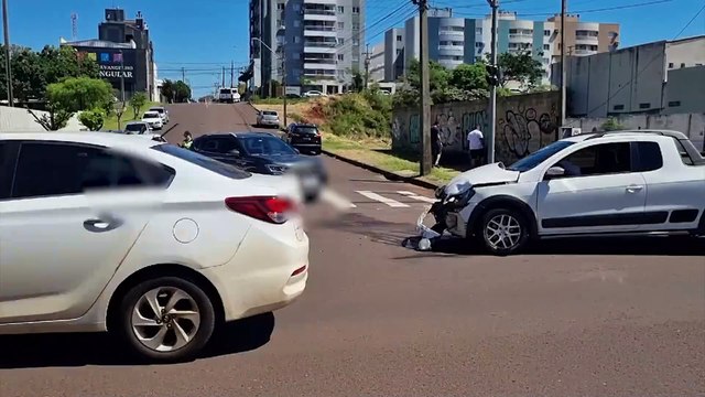 Acidente entre três veículos é registrado na Avenida Tancredo Neves