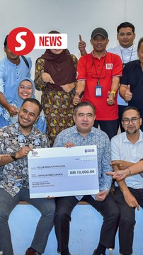 Media personnel walk away with prizes in MOT's iftar lucky draw get together