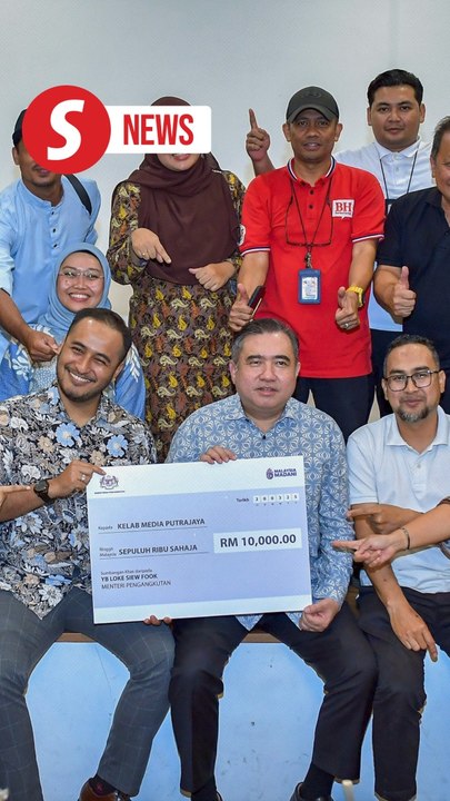 Media personnel walk away with prizes in MOT's iftar lucky draw get together