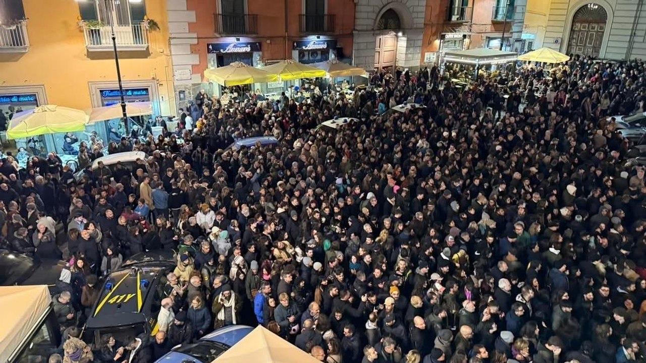 Pino Daniele, fischi e proteste al concerto al Gesù di Napoli: «Il pubblico tagliato fuori»