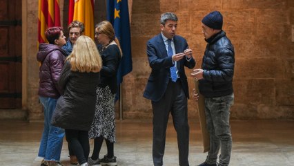 Mazón atiende a algunas víctimas de la dana: "Más vale tarde que nunca"