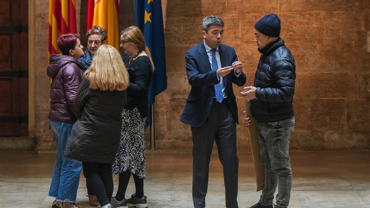 Mazón atiende a algunas víctimas de la dana: "Más vale tarde que nunca"