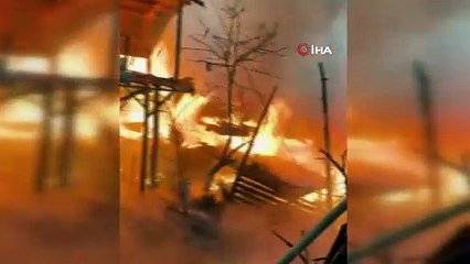 Artvin’de iftar vakti çıkan yangında 2 ev küle döndü