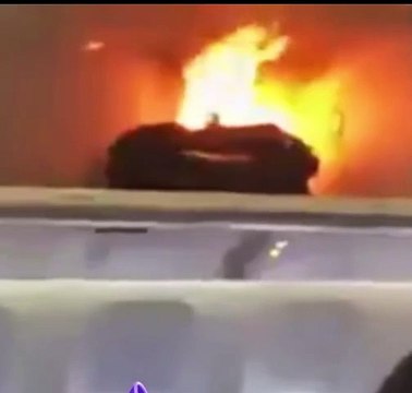 Carregador pega fogo em bagageiro de avião e assusta passageiros; veja vídeo