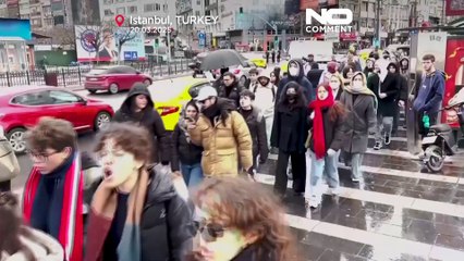 Des centaines d'étudiants à Istanbul protestent contre l'arrestation d'İmamoğlu