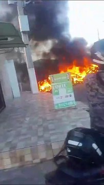 Moradores fazem protesto após três pessoas serem baleadas dentro de conjunto habitacional, no Benedito Bentes