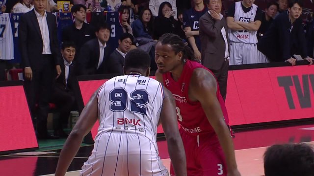 정관장 KCC 대파하고 공동 6위 점프...플레이오프 경쟁 '안갯속' / YTN