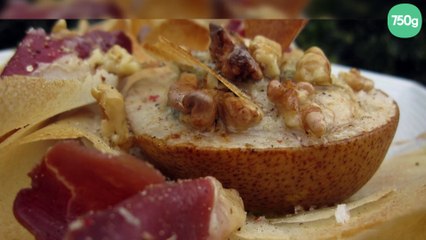 Poire farcie au roquefort et noix sur feuille de brick
