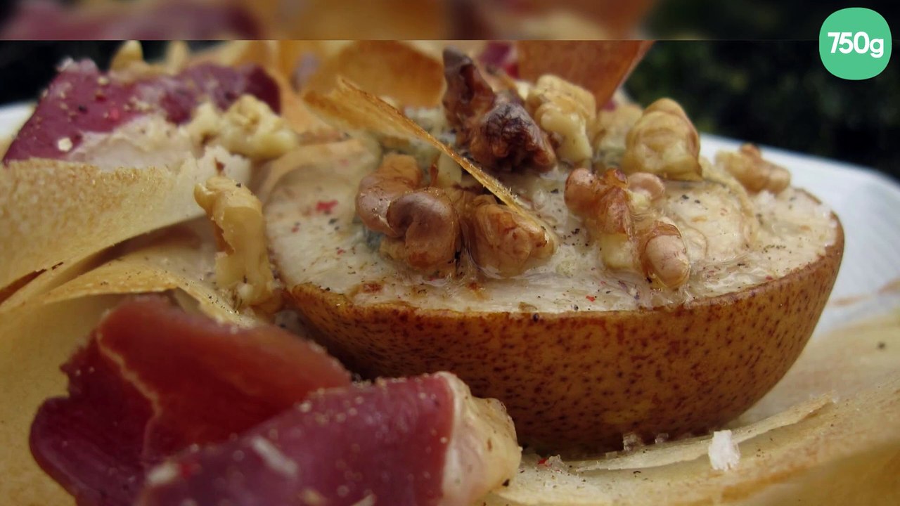 Poire farcie au roquefort et noix sur feuille de brick