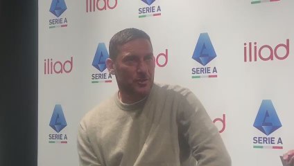 Totti e la follia del tifoso: "Mi ha baciato le scarpe per strada" - Video