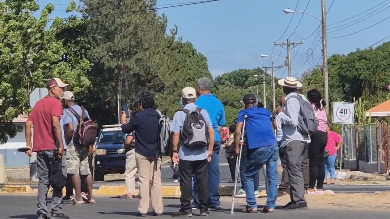 Pacientes de hemodiálisis cerraron la vía Interamericana en Coclé