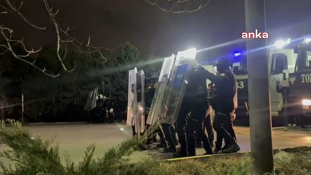 Protesto yapan öğrencilere polisten sert müdahale