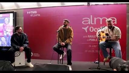 Raule sorprende a los usuarios del metro de Barcelona con un concierto sorpresa