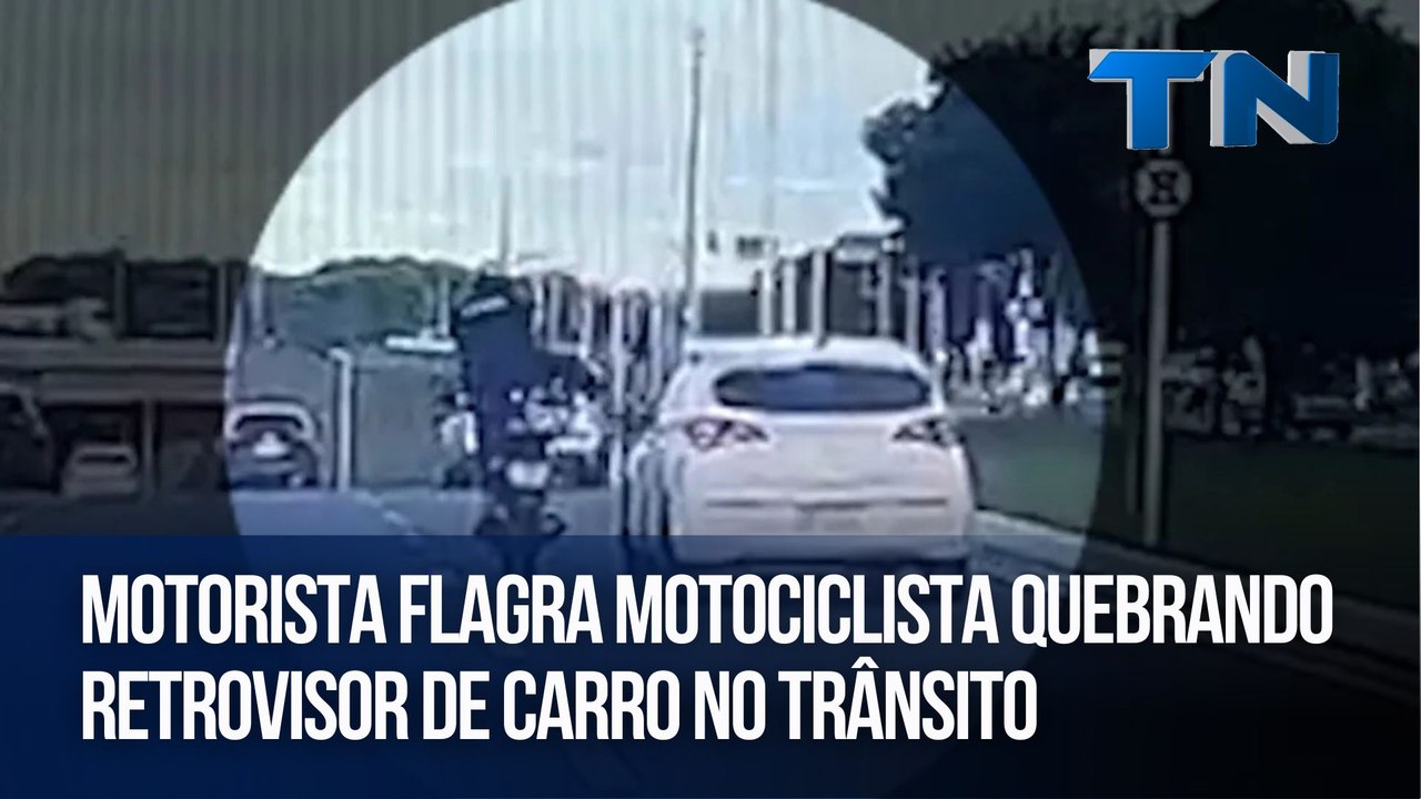 Motorista flagra motociclista quebrando retrovisor de carro no trânsito