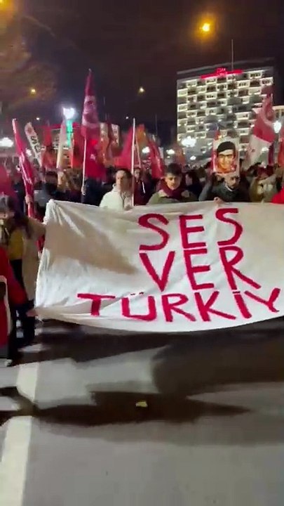 Ankara'da yurttaşlar, plastik mermi ve biber gazlı saldırıya uğrayan öğrencilere destek olmak için ODTÜ'ye yürüyor!