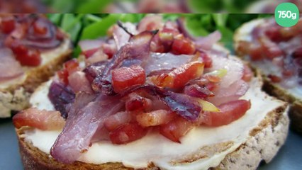 Tartines ricotta, lardons et oignons rouges