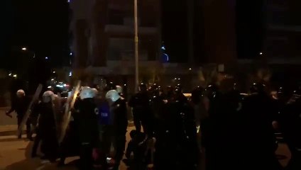İzmirli öğrenciler AK Parti İzmir’e yürüdü: Kolluktan müdehale!