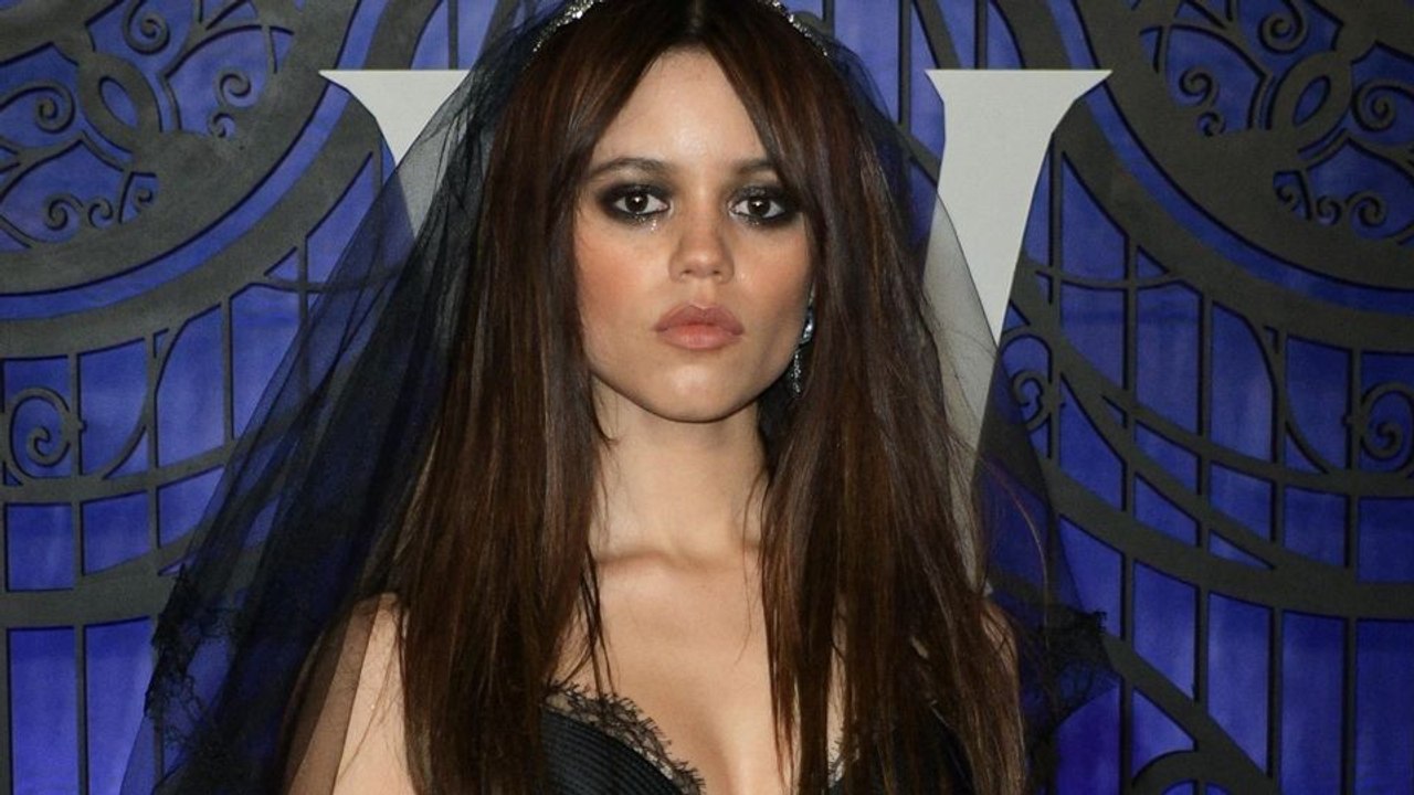 Fou Mais Vrai : Jenna Ortega ne cligne pas des yeux dans "Mercredi" !