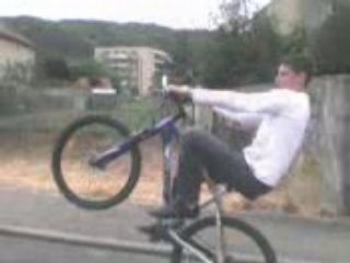mickael fais sa roue sur la rue de la plaine