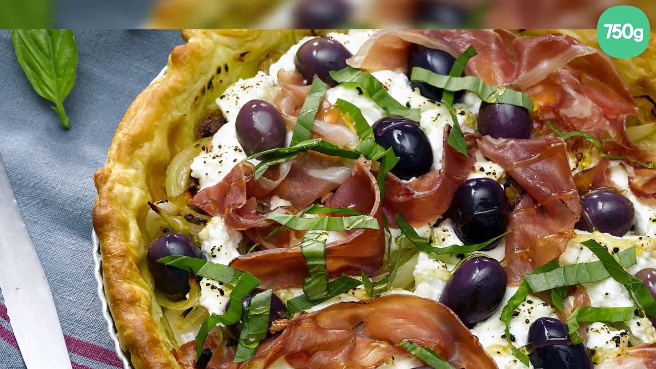 Tarte fine olives, chèvre frais et jambon Serrano
