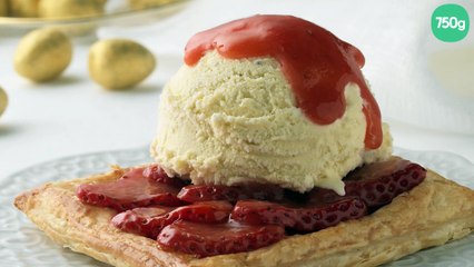 Feuilleté à la fraise et sa boule de crème glacée Carte d'Or® vanille de Madagascar
