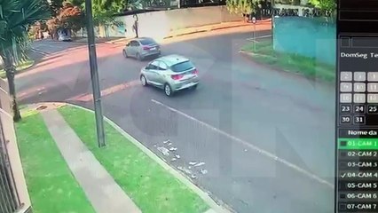 Câmera flagra Fiat Mobi capotando em acidente no Centro