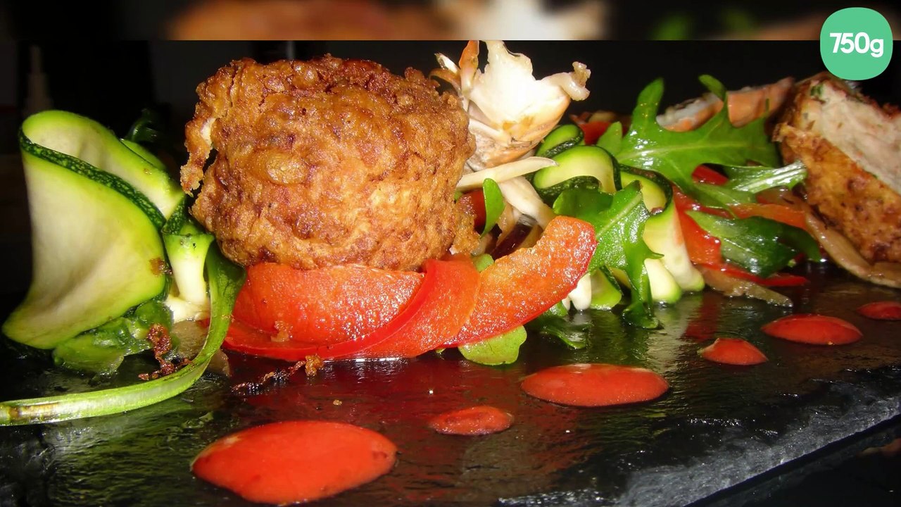 Sur sa salade de légumes marinés,beignets de volaille, langoustines et coulis de poivrons