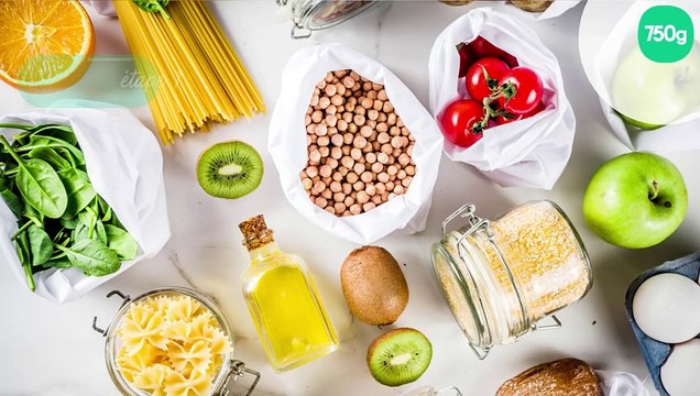 Pâtes cuites en risotto à l'ail et fines herbes, concombres et courgettes