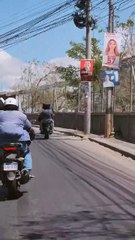Graban a mujer en motocicleta usando una olla como casco en la capital
