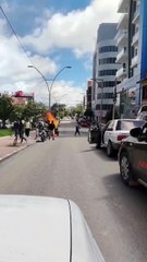 Una motocicleta ardió