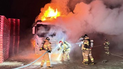 주차돼 있던 대형 화물차 화재...요소수 150통 불타 / YTN