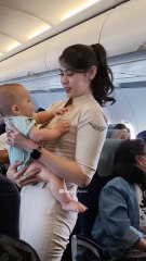 Waw Pramugari Cantik Super Air Jet lagi Gendong Penumpang dalam Pesawat