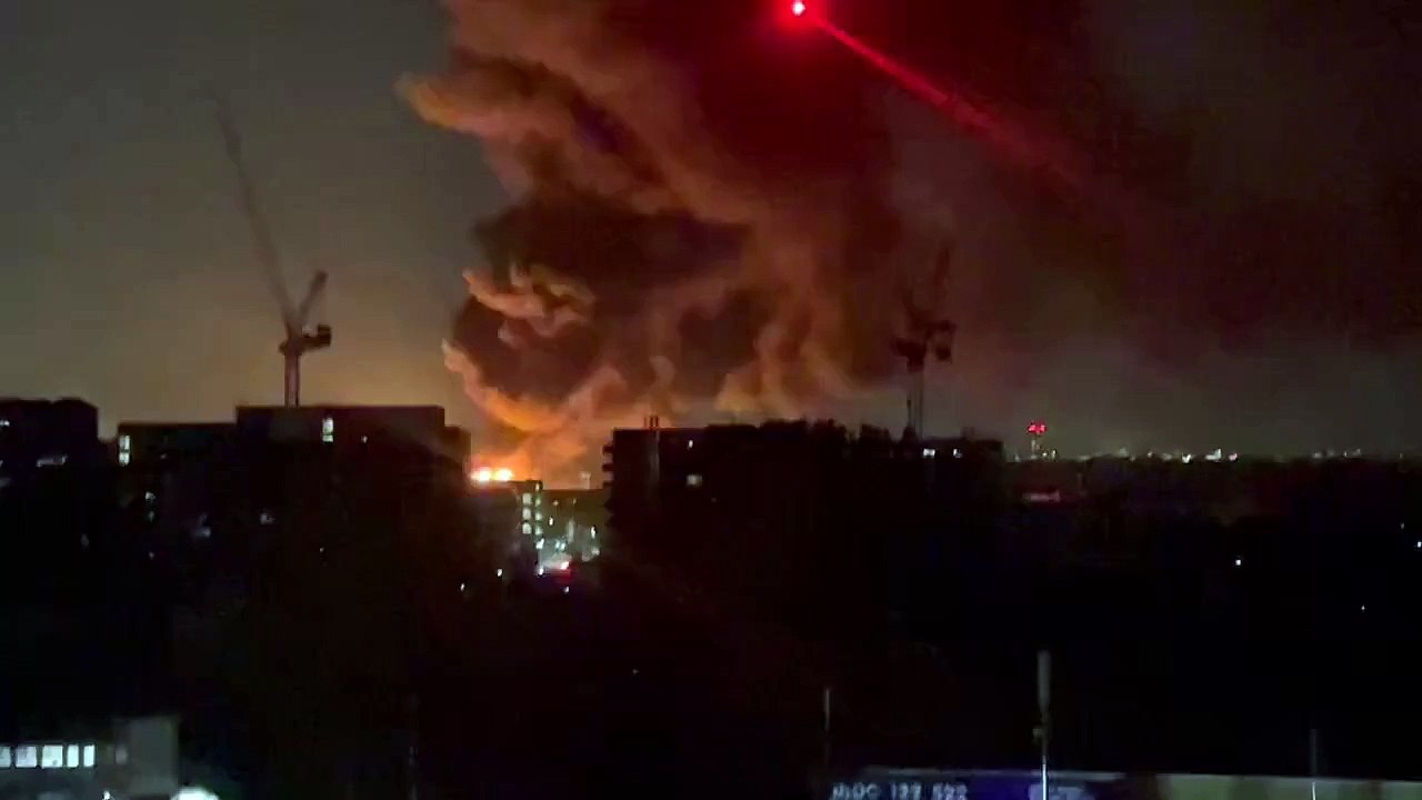 Pagaille dans les airs : Londres-Heathrow, le plus gros aéroport du continent européen, est fermé au moins jusqu’à ce soir en raison d’un important incendie qui a provoqué une coupure de courant général