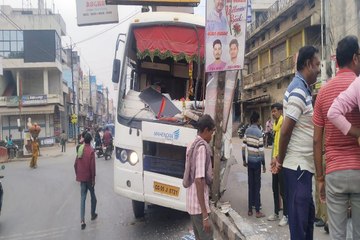 महिंद्रा ट्रेवल्स की बस पोल से टकराई