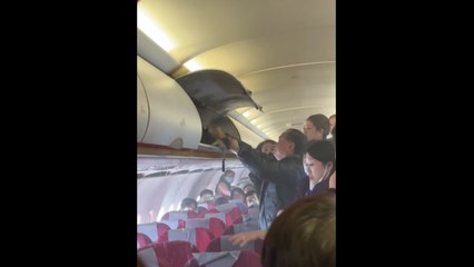 홍콩 여객기 비행 중 선반서 불...생수 부어 진화 / YTN