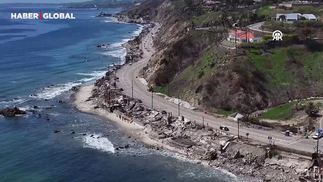 Yangın sonrası Malibu sahillerinde enkaza dönen evler havadan görüntülendi