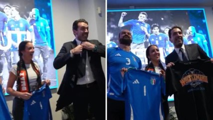 VIDEO Buffon imita il wrestler e vuole togliersi la giacca: che risate!
